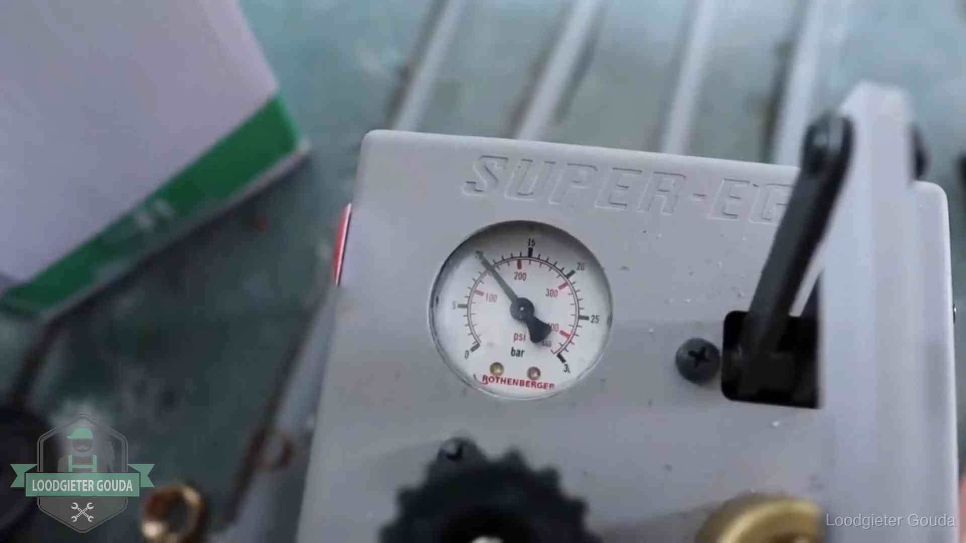 Manometer van een afperspomp bij controle van nieuw leidingwerk in Gouda