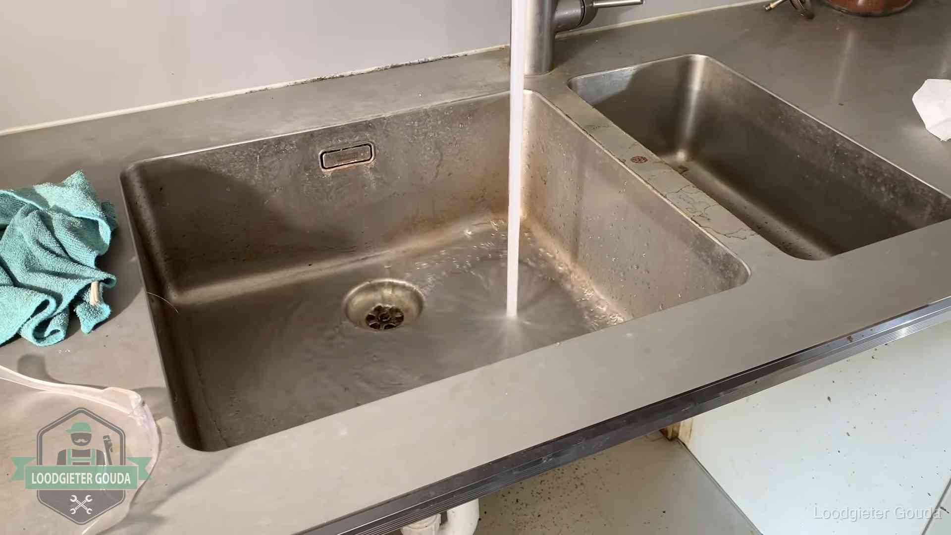 Vastlopende afvoer herkennen in Gouda Doorstroomtest van de afvoer bij een gootsteen in Gouda