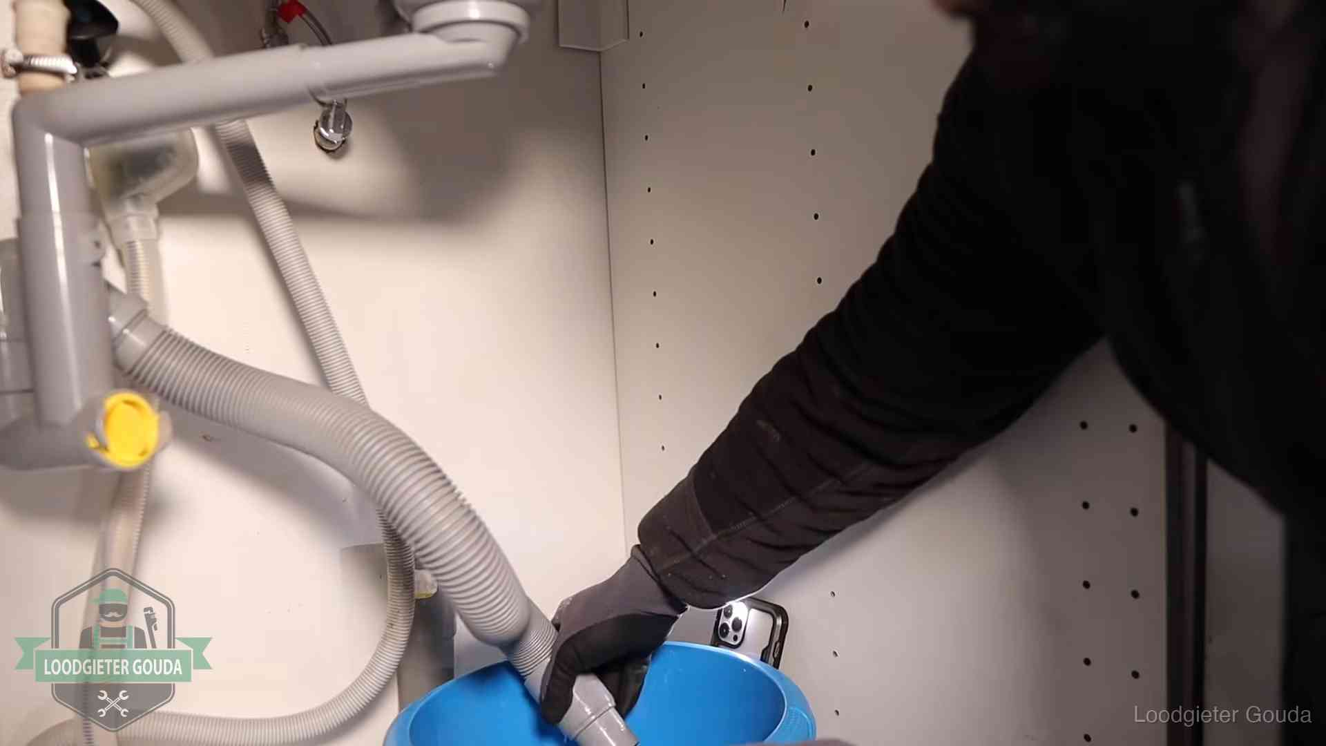 Zelf je afvoer legen in Gouda Afvoerslang loopt leeg in een emmer onder de gootsteen in Gouda, een klus die je zelf kunt doen