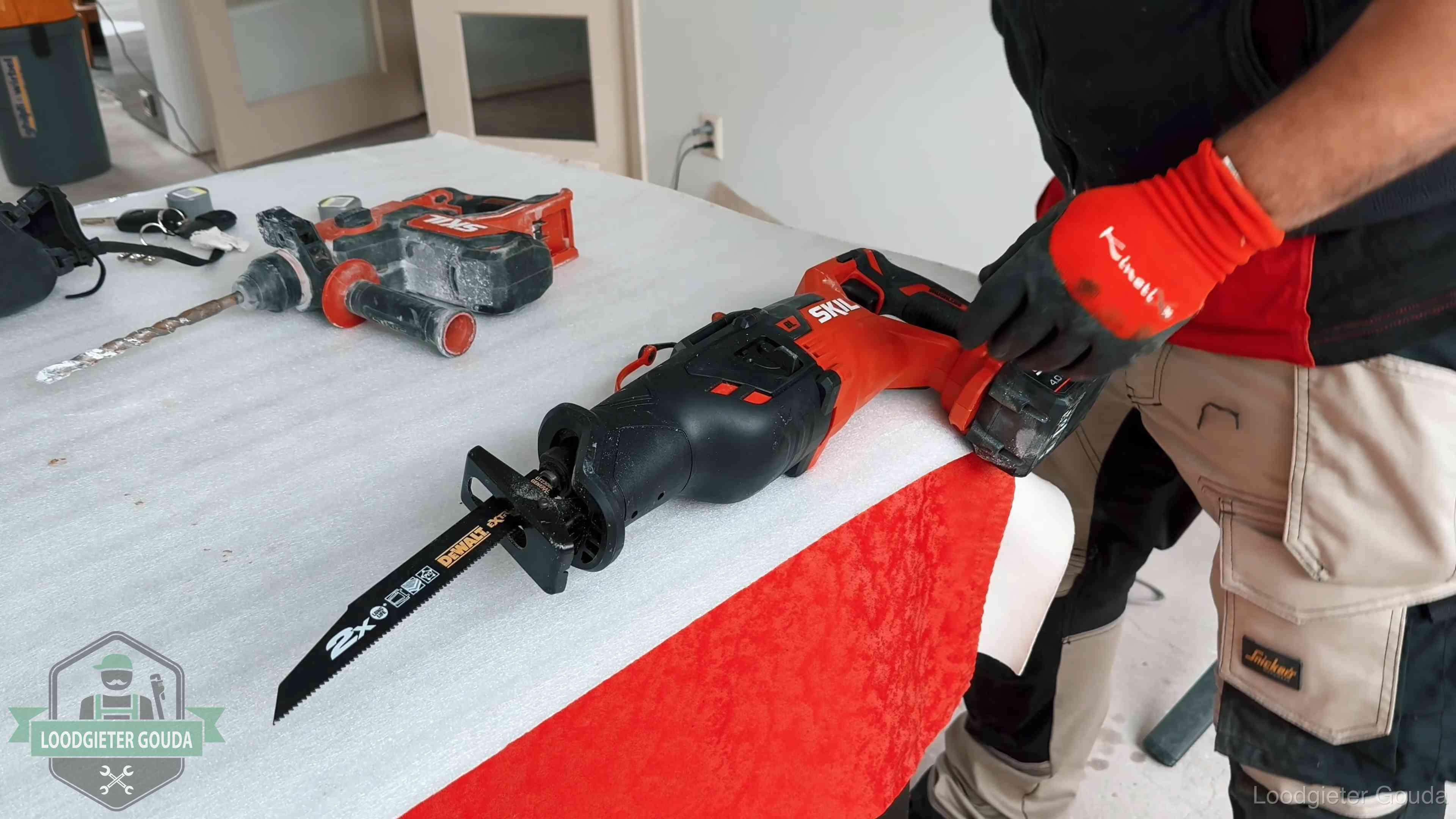 Professioneel gereedschap klaargelegd voor een klus in Gouda