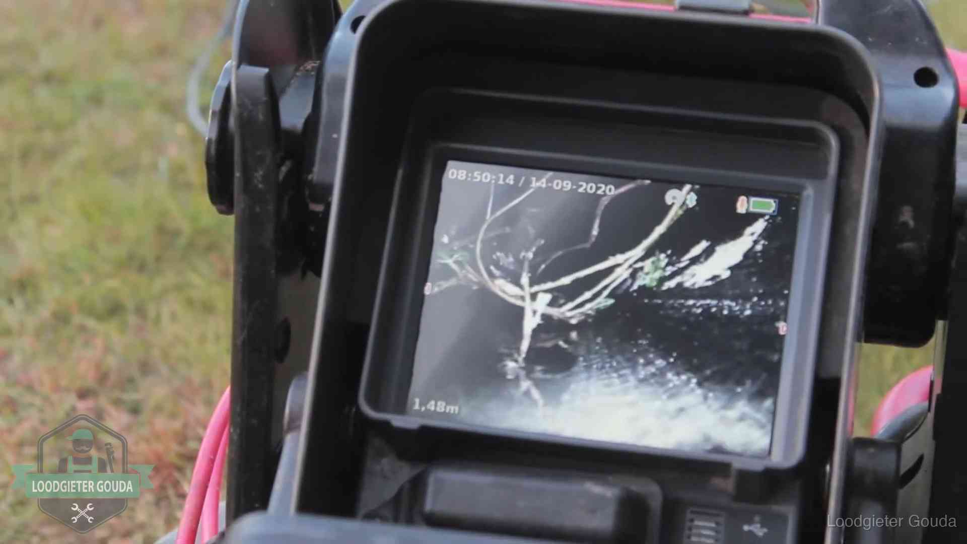 Camera-inspectie van het riool in Gouda Monitor van een rioolcamera toont wortelingroei in de rioolbuis bij een woning in Gouda