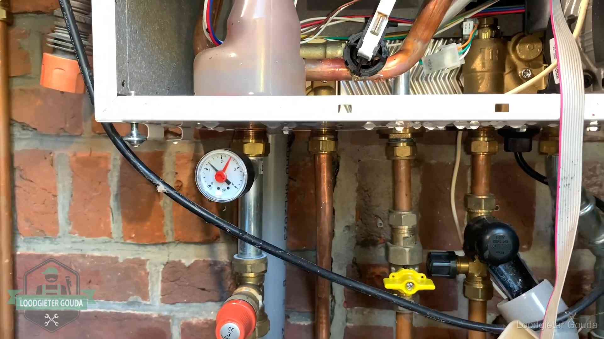 Cv-ketel verliest druk in Gouda Manometer en aansluitleidingen onder een cv-ketel in Gouda bij controle op drukverlies