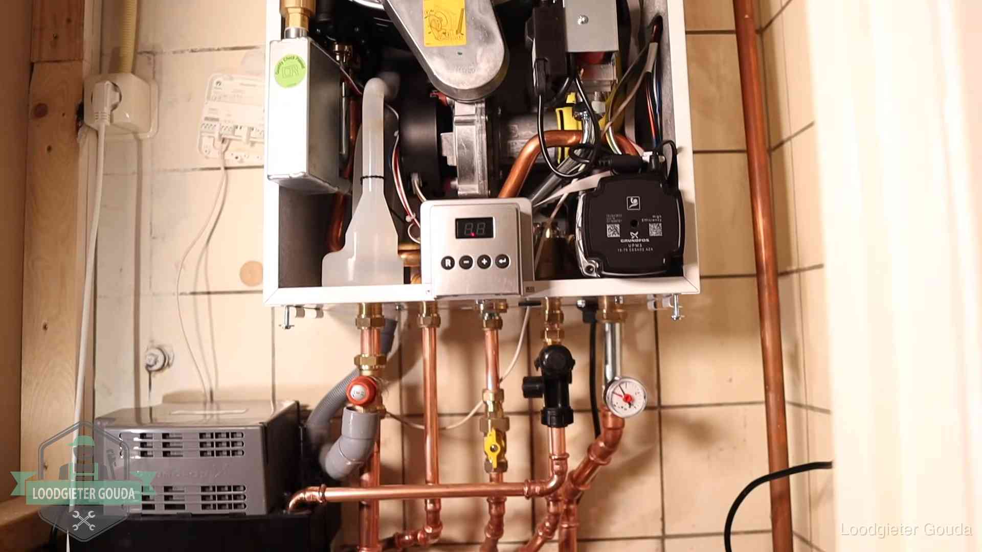 Geopende cv-ketel met brander en cv-pomp tijdens een onderhoudsbeurt in Gouda