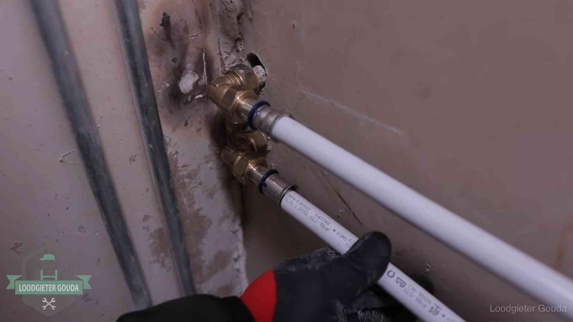 Meerlagenbuizen met keurmerk en rvs persfittingen op muuraansluitingen in Gouda