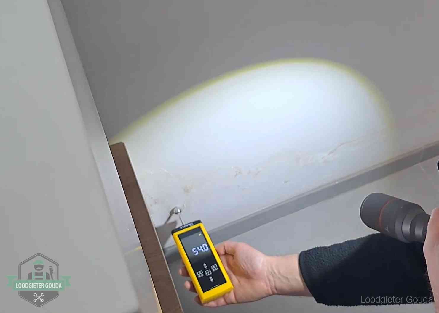 Lekdetectie-technieken in Gouda Vochtmeter tegen een natte wand met lekkagesporen in Gouda
