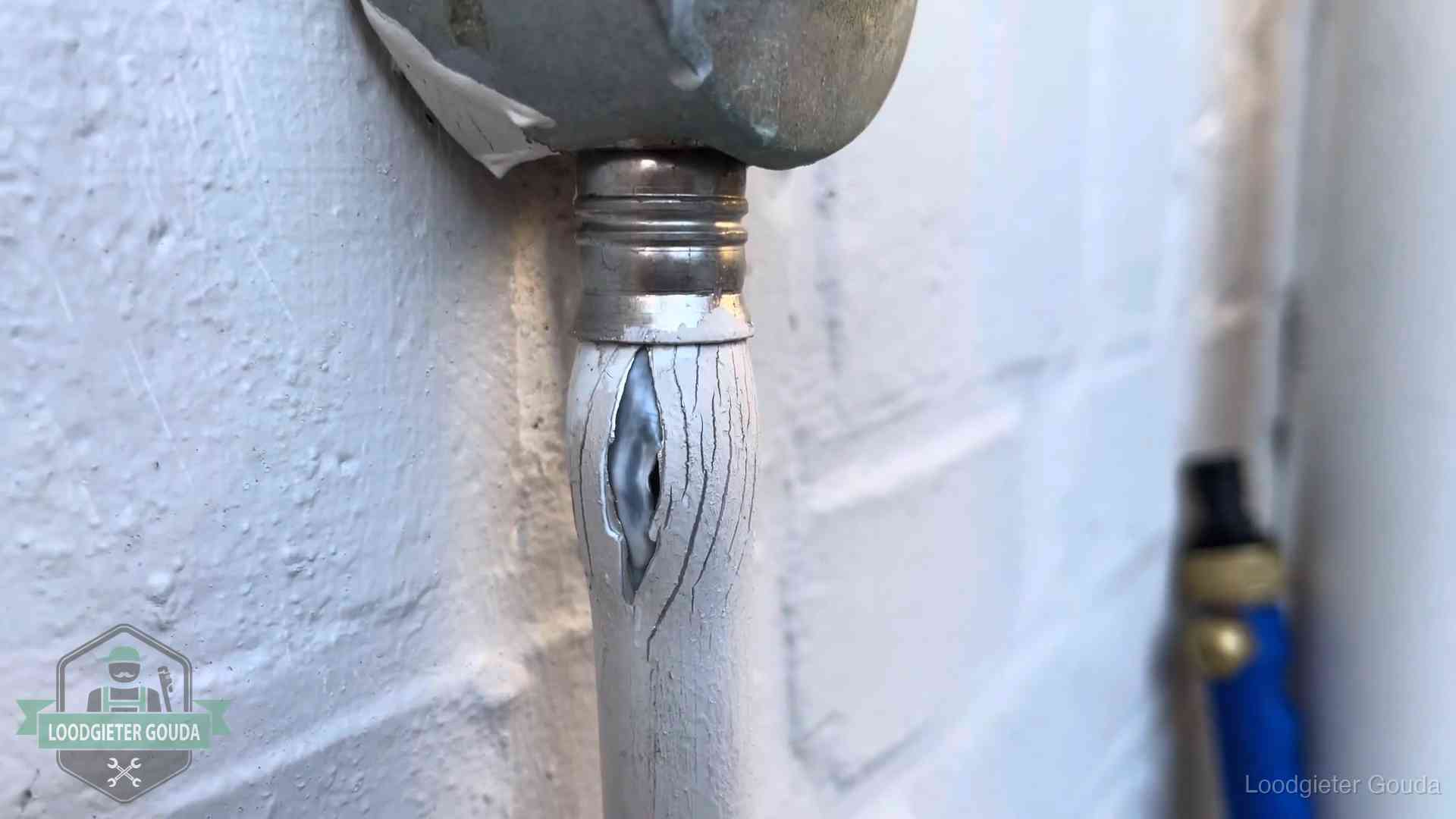Wanneer lekdetectie in Gouda Oude waterleiding in Gouda waar de verf openscheurt, een stille aanwijzing voor een beginnend lek