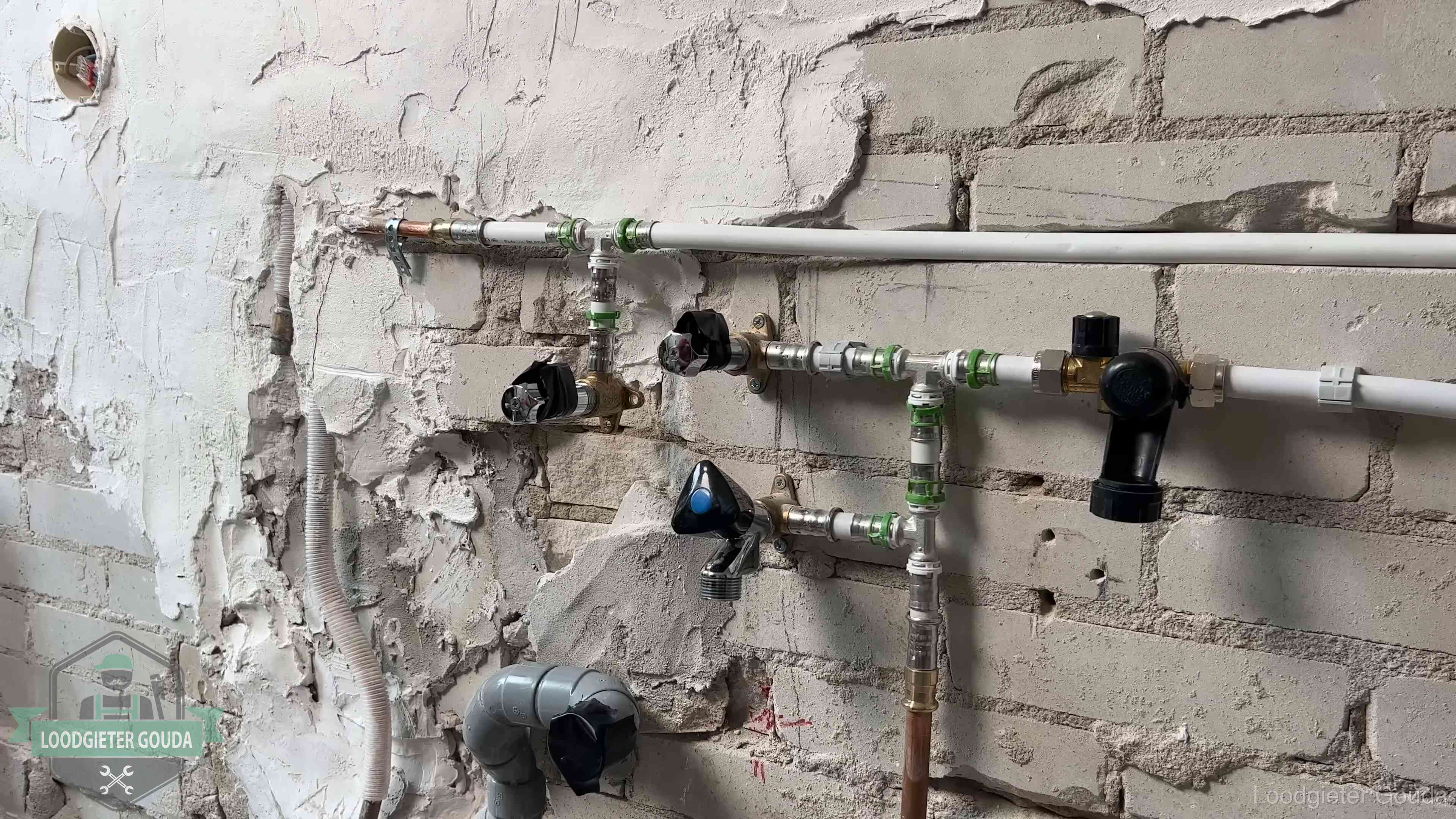 Nieuw aangelegd leidingwerk met persfittingen tijdens een verbouwing in Gouda