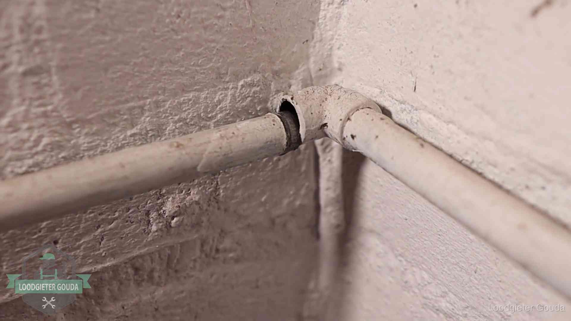 Oude waterleidingen en verborgen lekkage in Gouda Oude geverfde waterleiding met een losliggende fitting in een woning in Gouda