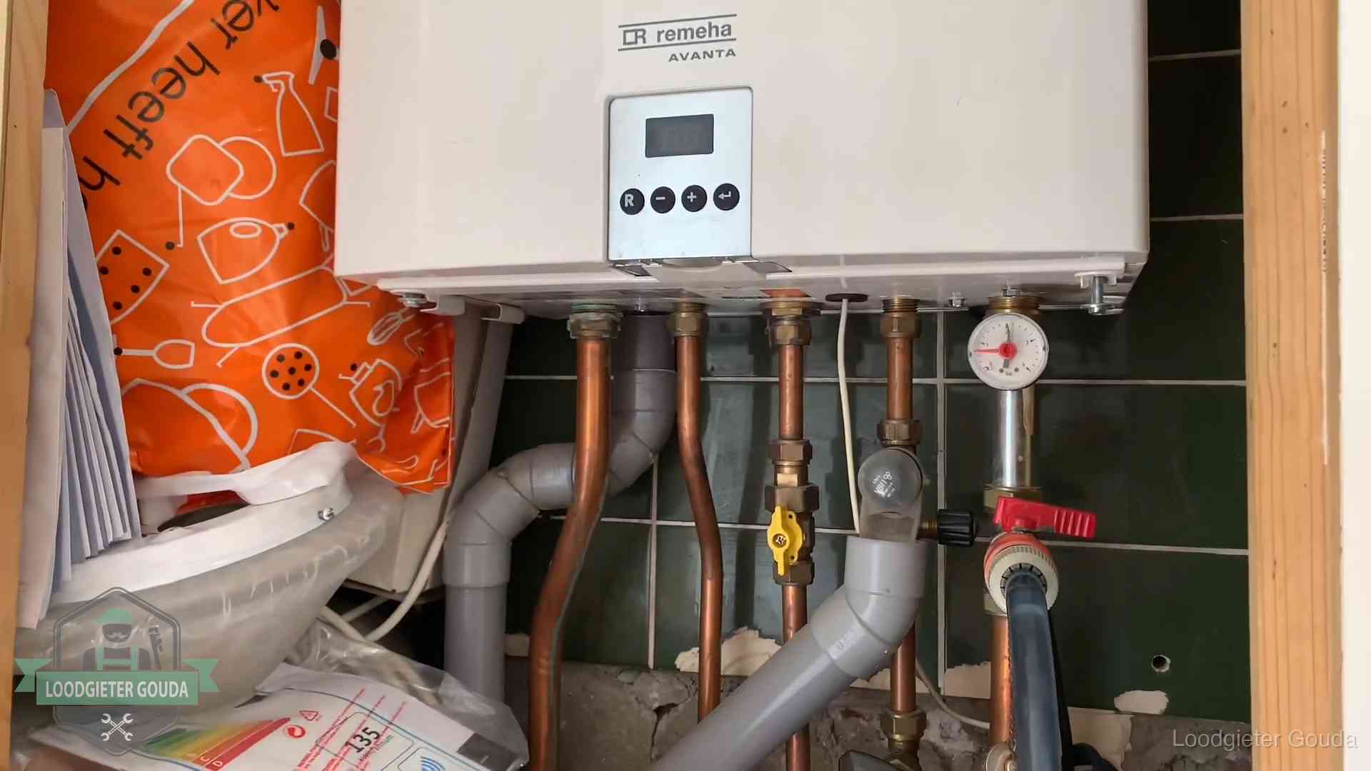 Oudere Remeha cv-ketel in een ketelkast in een woning in Gouda