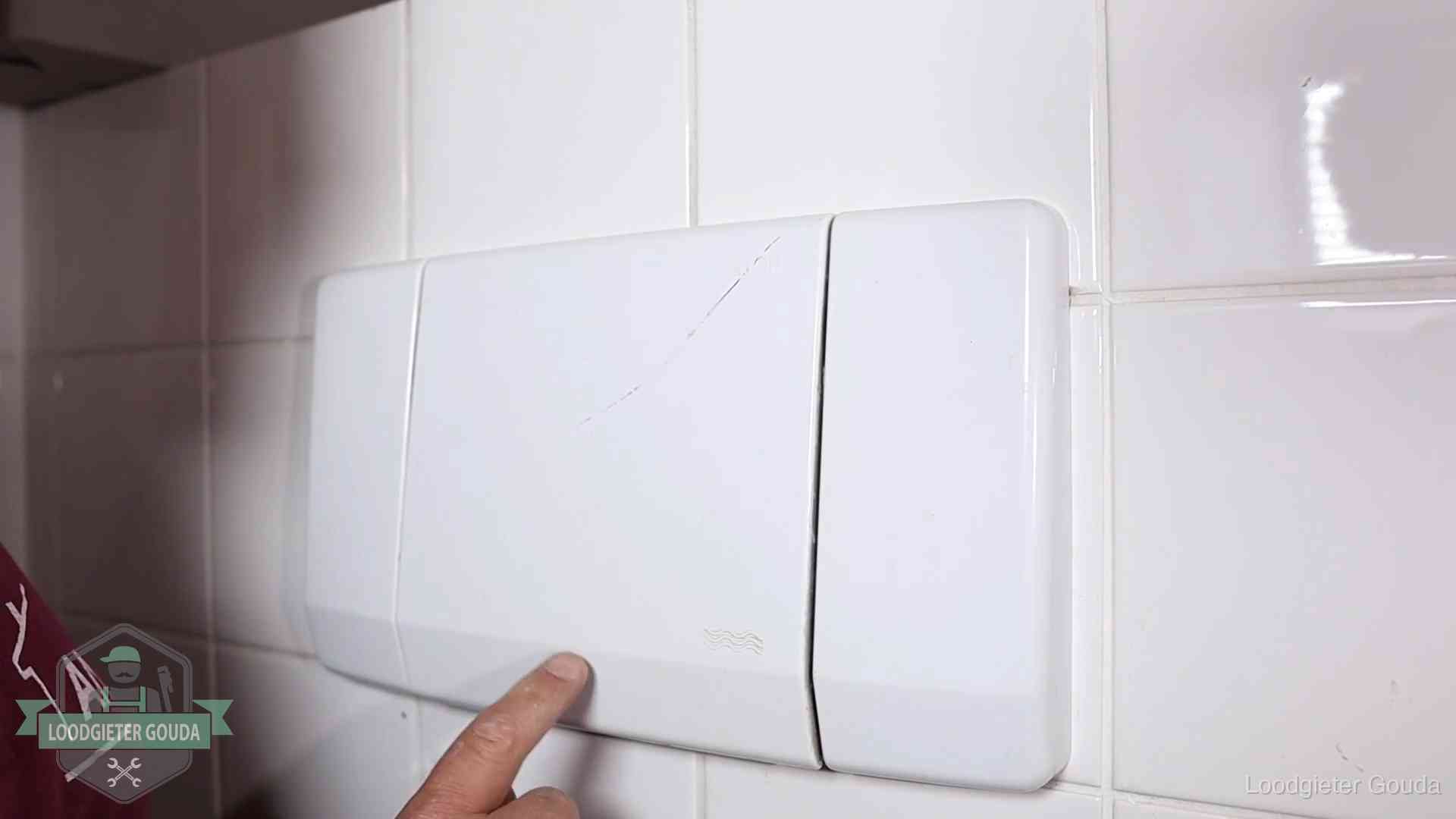 Bedieningspaneel van een inbouwreservoir van een hangend toilet in Gouda