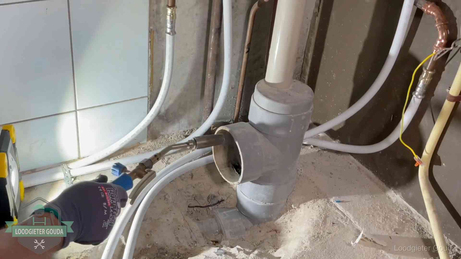 Verstopping in een huurwoning in Gouda Loodgieter werkt aan leidingen bij de pvc-standleiding van een huurwoning in Gouda