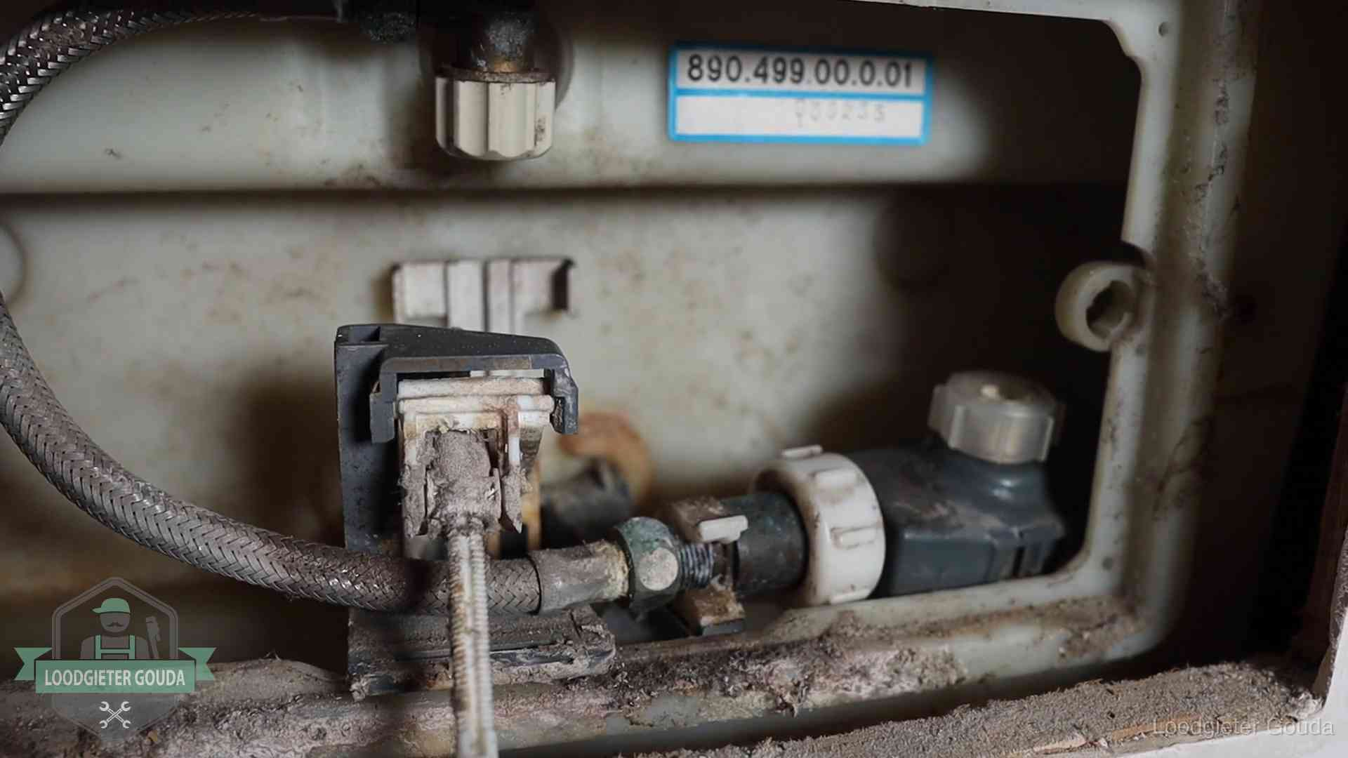 Verkalkt binnenwerk van een stortbak met vlotterkraan in Gouda