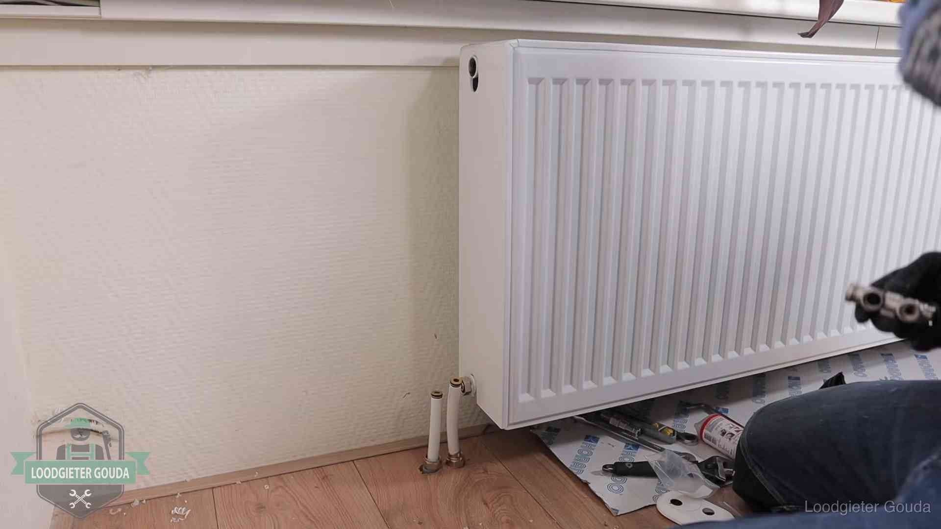 Nieuw gemonteerde radiator in een woonkamer in Gouda
