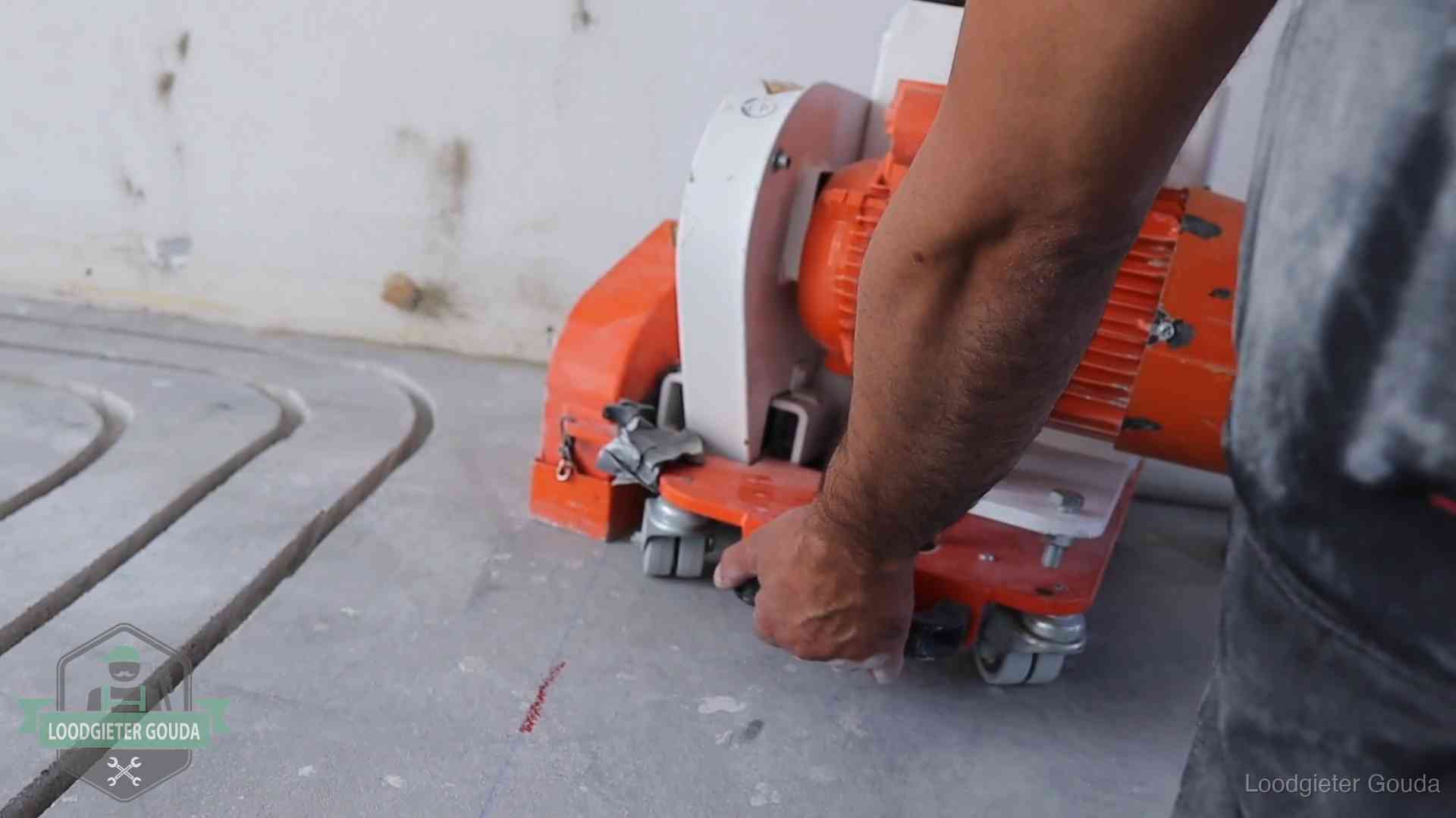 Lekkage in de vloerverwarming opsporen in Gouda Sleuvenpatroon voor vloerverwarming in de dekvloer van een woning in Gouda