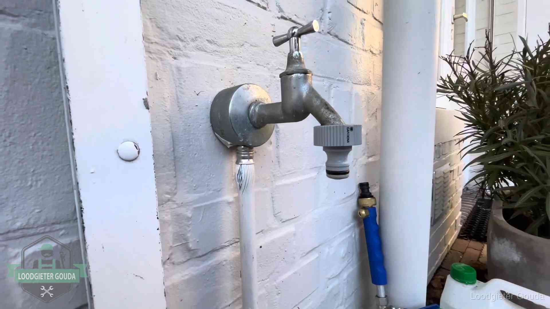 Hoge waterrekening in Gouda Buitenkraan met slangaansluiting bij een woning in Gouda, sluipverbruik zie je terug op de waterrekening