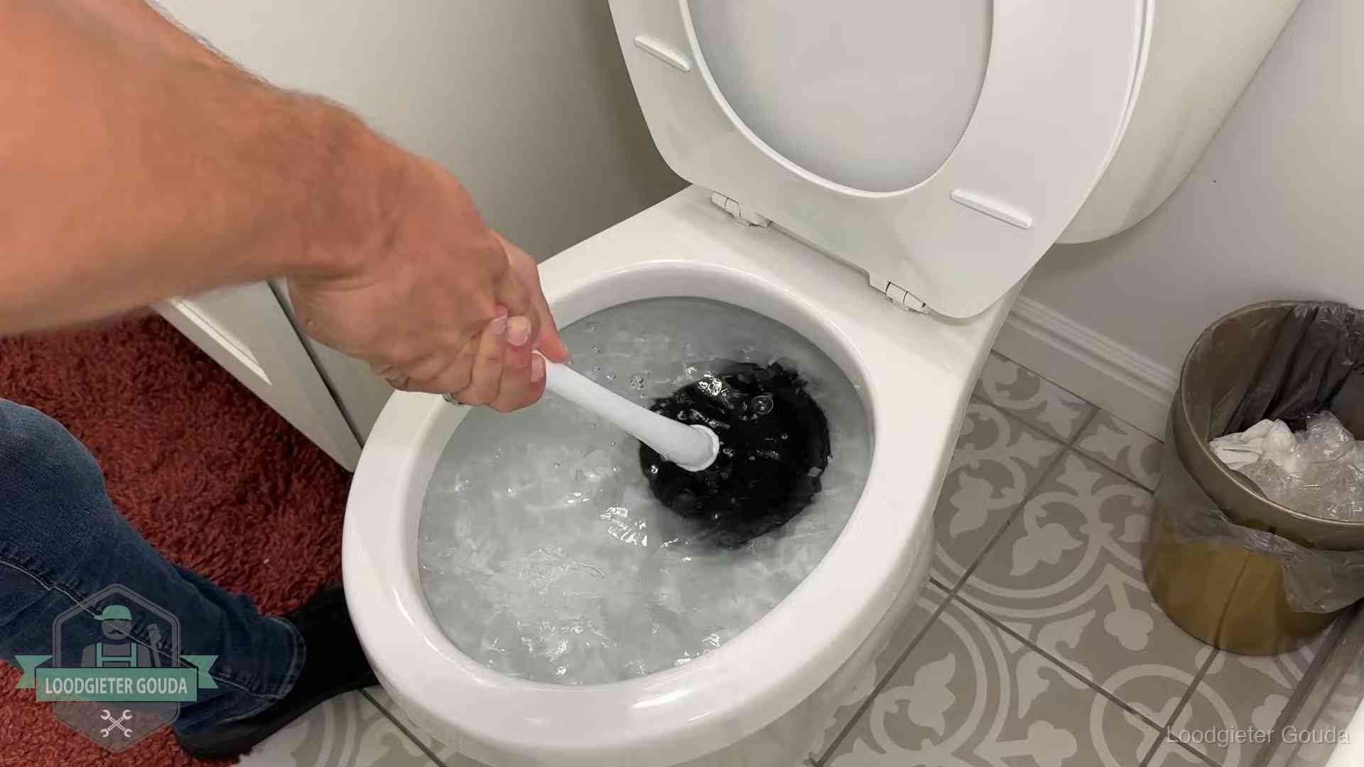 Zelf de wc ontstoppen met een plopper in Gouda, het water kolkt in de pot